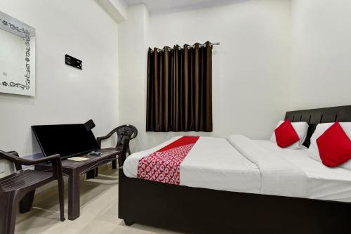 A bed or beds in a room at OYO Pari Residency