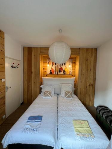 - une chambre avec un grand lit et 2 chaises dans l'établissement VILLA 'Le Refuge' Piscine chauffée 300 m plage, à La Tranche-sur-Mer