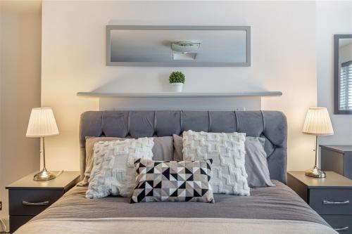 Una cama o camas en una habitación de WhiskAwayStays - Foregate Street - Apartment 5