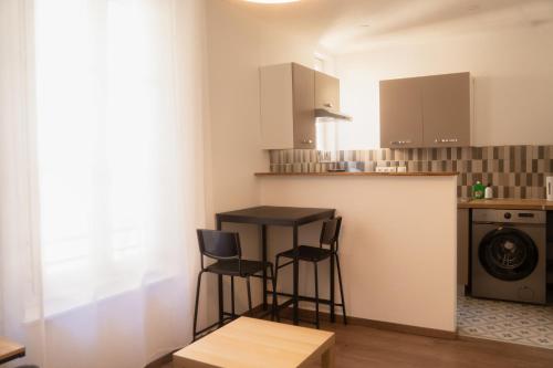 une cuisine avec un comptoir et deux tabourets de bar dans l'établissement L'évasion urbaine à la citadelle, à Chalon-sur-Saône