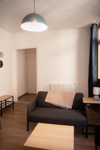 un salon avec un canapé et un lit dans l'établissement L'évasion urbaine à la citadelle, à Chalon-sur-Saône