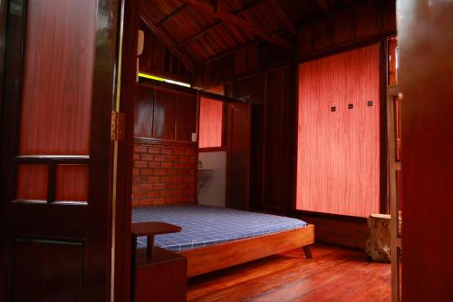 Ένα ή περισσότερα κρεβάτια σε δωμάτιο στο Homestay Nhà Của Gió