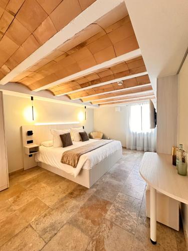 Postel nebo postele na pokoji v ubytování Boutique Hotel Comtal Empuries