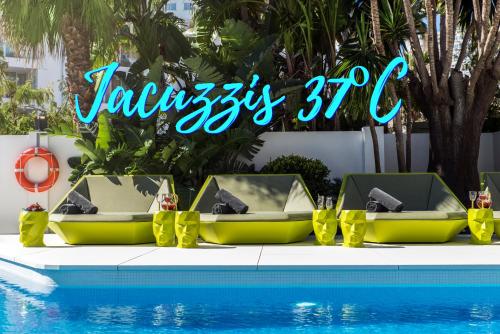 - un groupe de chaises assises à côté de la piscine dans l'établissement Essence Hotel Boutique by Don Paquito, à Torremolinos