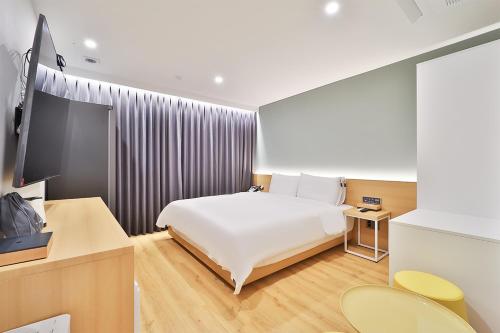 Postel nebo postele na pokoji v ubytování Gongdam Stay Hotel Ulsan Samsan