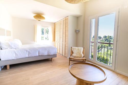 une chambre avec un lit, une table et une fenêtre dans l'établissement La Restanque Cassis, à Cassis