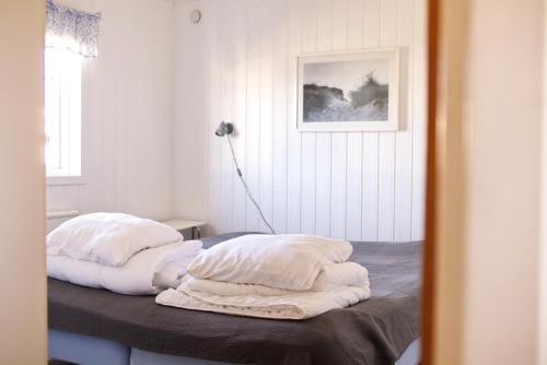 duas almofadas em cima de uma cama num quarto em Hälleviks Camping em Sölvesborg