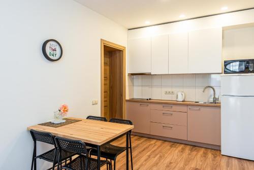 A cozinha ou cozinha compacta de Atsipūskit