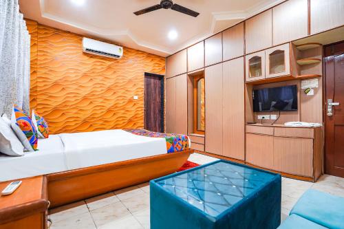 Zimmer mit einem Bett und einem TV. in der Unterkunft FabHotel The Imperial Green in Nagpur