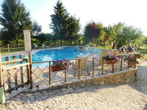 Bazén v ubytování Agriturismo Ai Vigneti nebo v jeho okolí