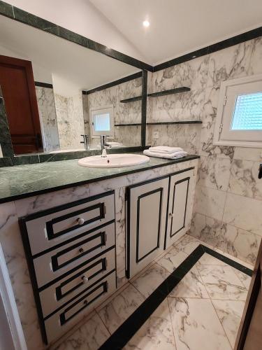 une salle de bain avec un lavabo et un miroir dans l'établissement Bastide Des Oliviers, aux Arcs-sur-Argens