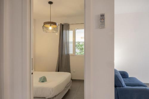 - un salon avec un lit et une lampe dans l'établissement Casa Montecristo, à Bastia