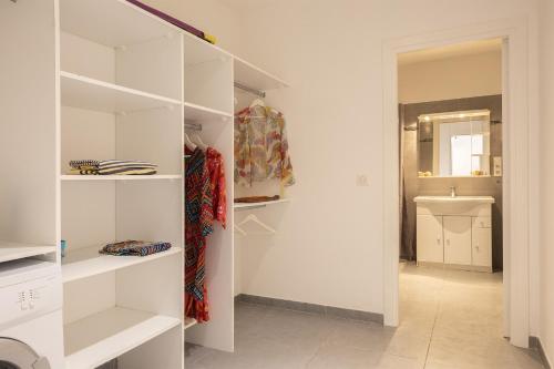 - un dressing blanc avec des étagères blanches dans l'établissement Casa Montecristo, à Bastia