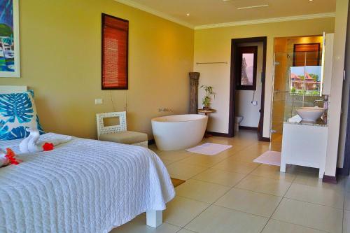 1 dormitorio con cama, bañera y lavamanos en Eden Island Luxury Holiday Home en Eden Island