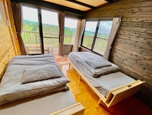 2 camas en una habitación con ventana grande en DeepSpot - Vacation STAY 19274v en Minamioguni
