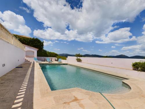 une piscine dans l'arrière-cour d'une maison dans l'établissement Villa Paloma St Tropez, à Saint-Tropez