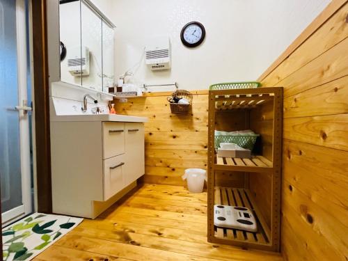 ein kleines Bad mit einem Waschbecken und einer Theke in der Unterkunft Izakaya inn "Tsubaki" - Vacation STAY 14130 in Chiba