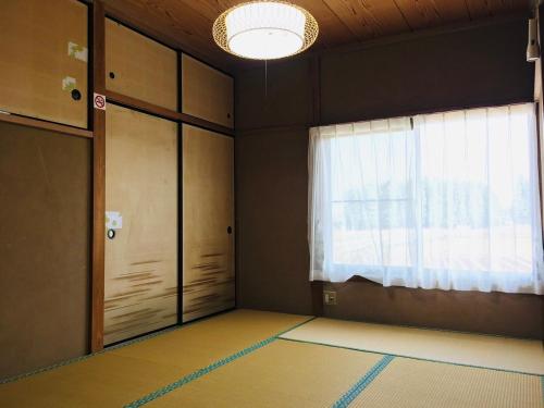 千葉市にあるIzakaya inn "Tsubaki" - Vacation STAY 14130の窓とドアが付いた空の部屋