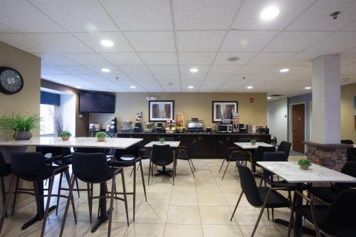 a restaurant with tables and chairs in a room at Microtel Inn & Suites by Wyndham Waynesburg in Waynesburg