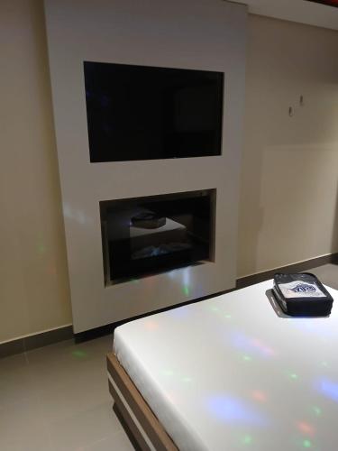 En TV eller et underholdningssystem på Deslize Motel
