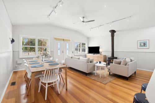 Μια τηλεόραση ή/και κέντρο ψυχαγωγίας στο Swyn Y Mor Riverside Cottage Haven