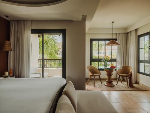 sypialnia z łóżkiem i stołem w obiekcie Gran Melia Palacio de Isora Resort & Spa w mieście Alcalá