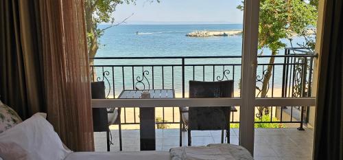 a room with a balcony with a view of the ocean at Apartment Porto Chernomoretz in Chernomorets