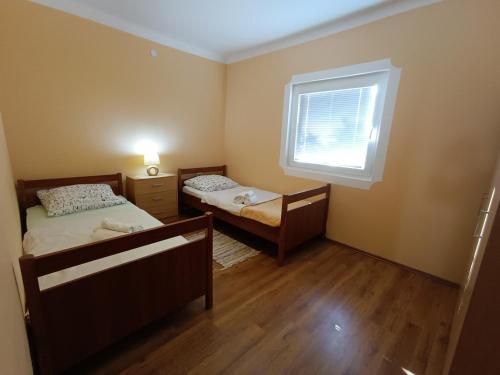 Postel nebo postele na pokoji v ubytování Apartmani Ćuk