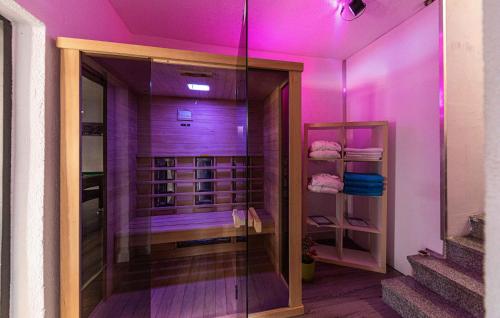 eine ebenerdige Dusche mit lila Beleuchtung in einem Zimmer in der Unterkunft Amazing Home In Kastel Kambelovac With Sauna in Kaštela