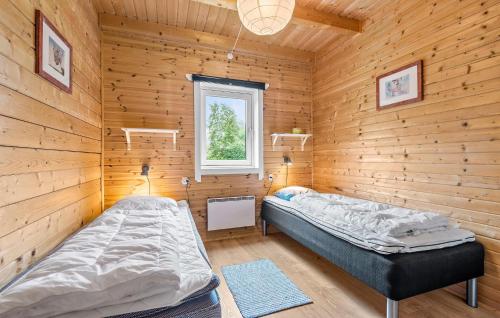 1 dormitorio con 1 cama en una habitación de madera en Lovely Home In Hemmet With Wifi, en Hemmet