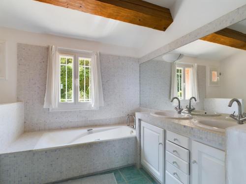 łazienka z 2 umywalkami i wanną w obiekcie Villa Paloma St Tropez w Saint-Tropez