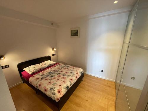 - une chambre avec un lit et une douche en verre dans l'établissement Appartement offrant une vue exceptionnel sur le jaizkibel et l'océan, à Hendaye