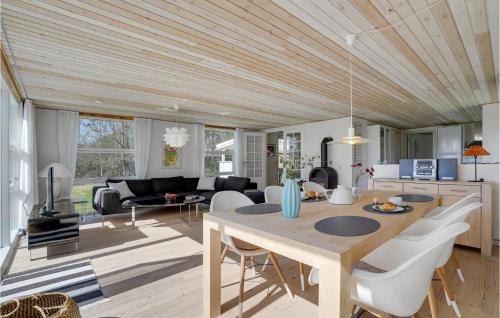 een eetkamer en een woonkamer met een houten plafond bij Awesome Home In Thyholm With Kitchen in Thyholm