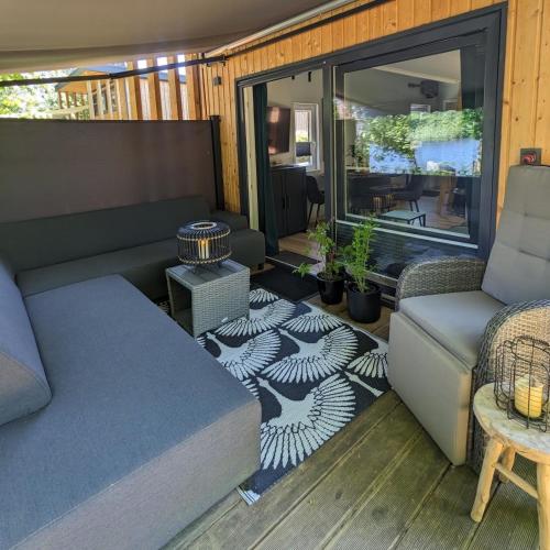 a living room with a couch and a table at Tinyhouse Nelson in Papenburg