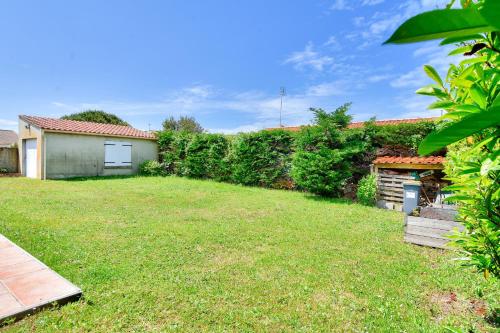 a yard with a fence and a building at Maison familiale pour 8 a 750m de la plage in Brétignolles-sur-Mer