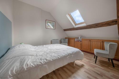 a bedroom with a bed and a desk and a chair at À 400m des marais de Guérande - Maison de paludier in Kermoisan
