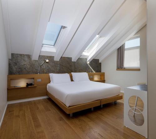 a bedroom with a white bed and a skylight at Best Western Plus Hotel Bologna in Mestre