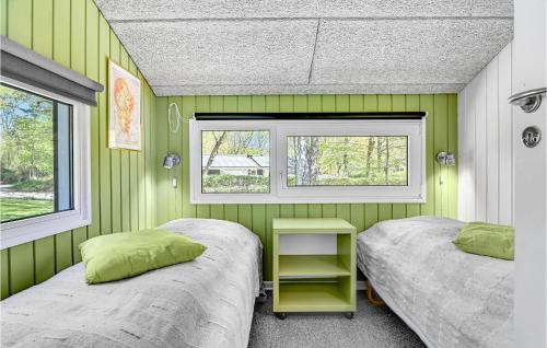 - 2 lits dans une chambre verte avec une fenêtre dans l'établissement Awesome Home In Glesborg With Kitchen, à Fjellerup Strand