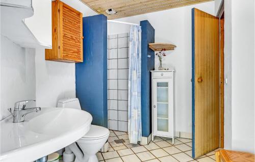 La salle de bains est pourvue de toilettes blanches et d'un lavabo. dans l'établissement Awesome Home In Glesborg With Kitchen, à Fjellerup Strand