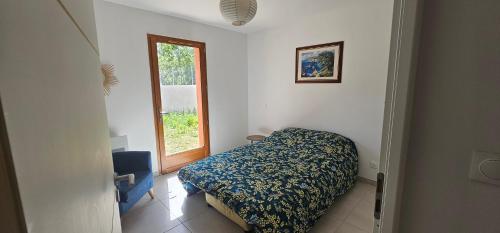 une petite chambre avec un lit et une fenêtre dans l'établissement La Cigale du Lubéron, à Beaumont-de-Pertuis