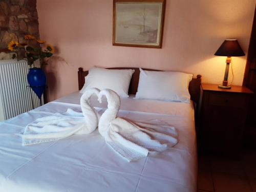 two swans making a heart on a bed at Nerotrivia stone house in Nerotriviá