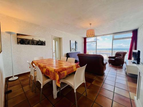 une salle à manger avec une table et des chaises et un salon dans l'établissement Quiberon - Appartement 3 pièces - 80m² - 6 pers - Animaux admis - FR-1-478-16, à Quiberon