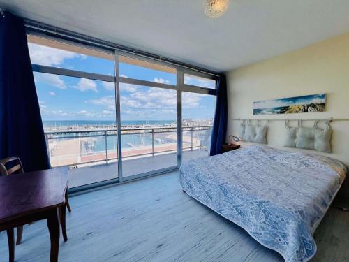 une chambre avec un lit et une vue sur la plage dans l'établissement Quiberon - Appartement 3 pièces - 80m² - 6 pers - Animaux admis - FR-1-478-16, à Quiberon