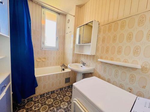 une salle de bain avec un lavabo, des toilettes et une baignoire dans l'établissement Quiberon - Appartement 3 pièces - 80m² - 6 pers - Animaux admis - FR-1-478-16, à Quiberon