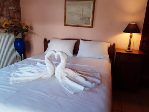 two swans made out of towels on a bed at Nerotrivia stone house in Nerotriviá