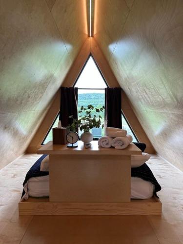 una habitación con una ventana triangular en una tienda de campaña en The Bellefonte Campground, en Bellefonte