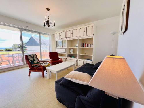 - une chambre avec un lit et un salon avec vue dans l'établissement Quiberon - 2 pièces - 52m² - Balcon côté mer - Animaux admis - FR-1-478-66, à Quiberon
