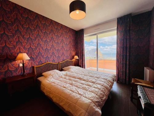 une chambre avec un lit et une grande fenêtre dans l'établissement Quiberon - Appartement 3 pièces avec Wifi, Parking et Animaux acceptés - FR-1-478-3, à Quiberon