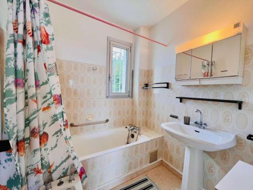 une salle de bain avec une baignoire et un lavabo dans l'établissement Quiberon - 2 pièces - 52m² - Balcon côté mer - Animaux admis - FR-1-478-66, à Quiberon