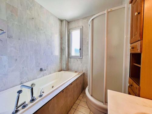 une salle de bain avec baignoire et toilettes dans l'établissement Quiberon - Appartement 3 pièces avec Wifi, Parking et Animaux acceptés - FR-1-478-3, à Quiberon